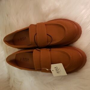 A.N.A. memory foam lug sole loafers 10M NWT, NWOB, color is cognac, "Lita"